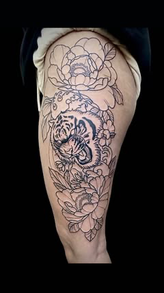 Tatuaje de tigre y peonías en el muslo