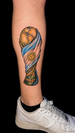 Tatuaje a color de la copa del mundo