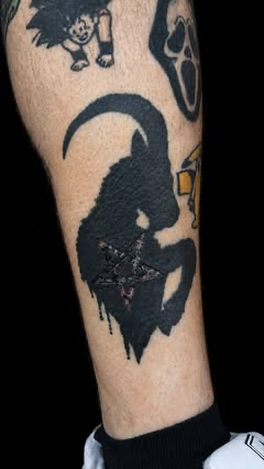 Tatuaje en la pierna realizado en el estudio