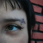 Piercing en ceja realizado en el estudio